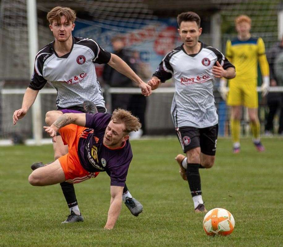 Clipstone look to stop Harrowby in their tracks. Photo: Steve Nesbitt @lincssnapper
