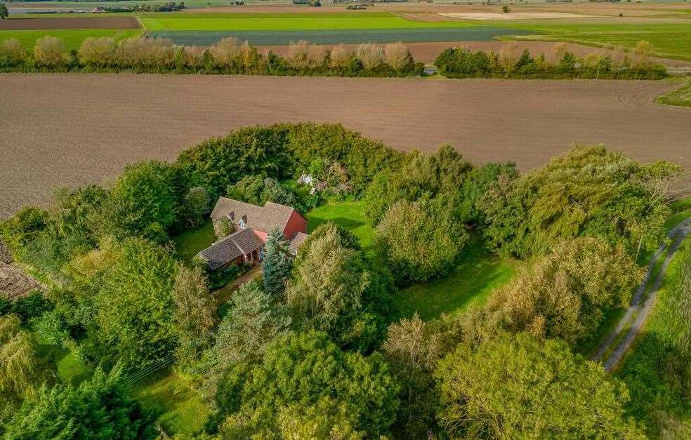 Dovetail Cottage is located down Coney Garth Lane in Surfleet