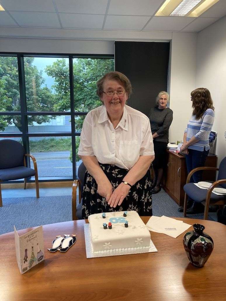 Catherine Smith cuts her retirement cake (50802932)