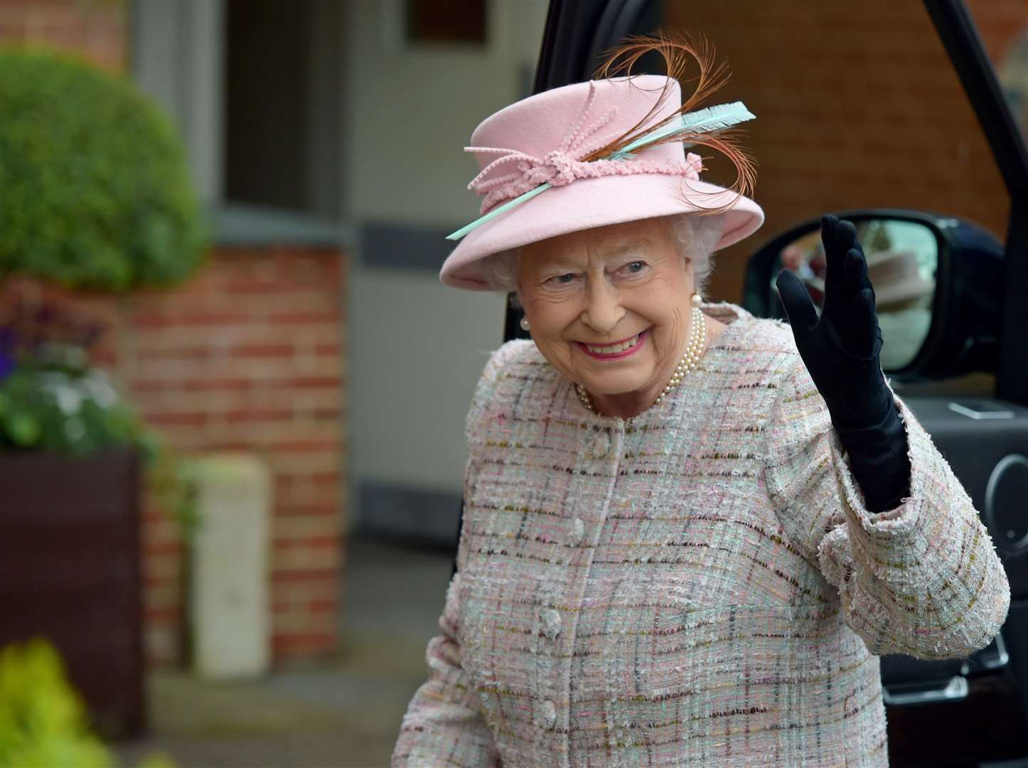 Queen at the races (54788267)