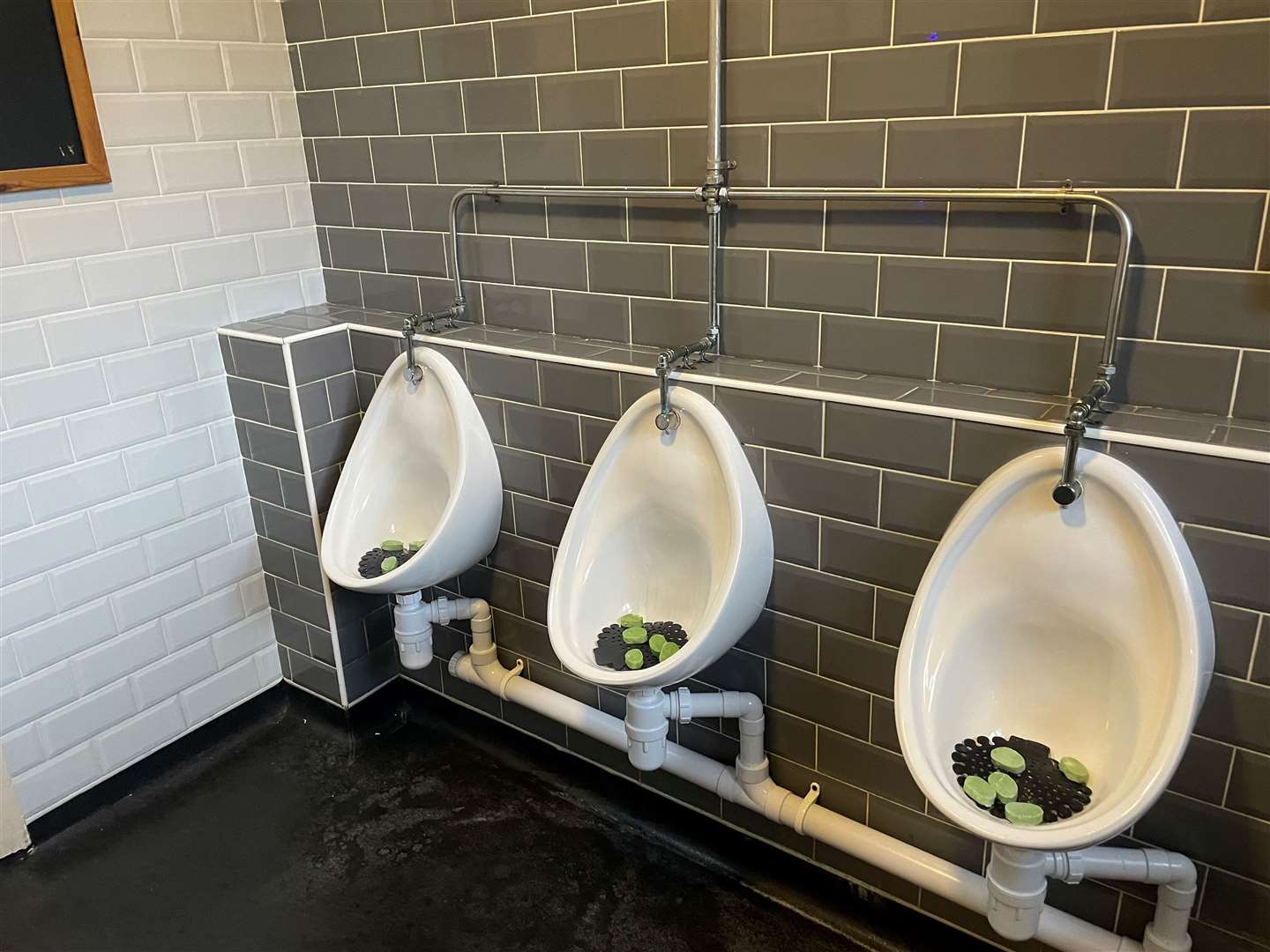 The gents were clean... but it was a bit nippy
