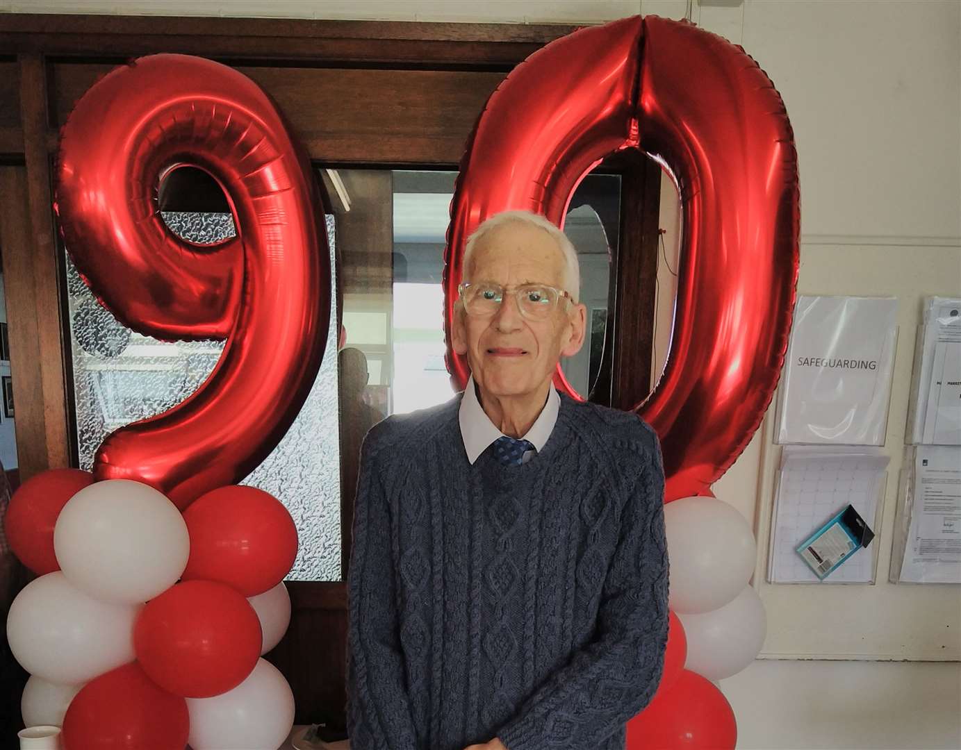 Les Cusdin celebrates his 90th birthday at Market Overton Bowls Club