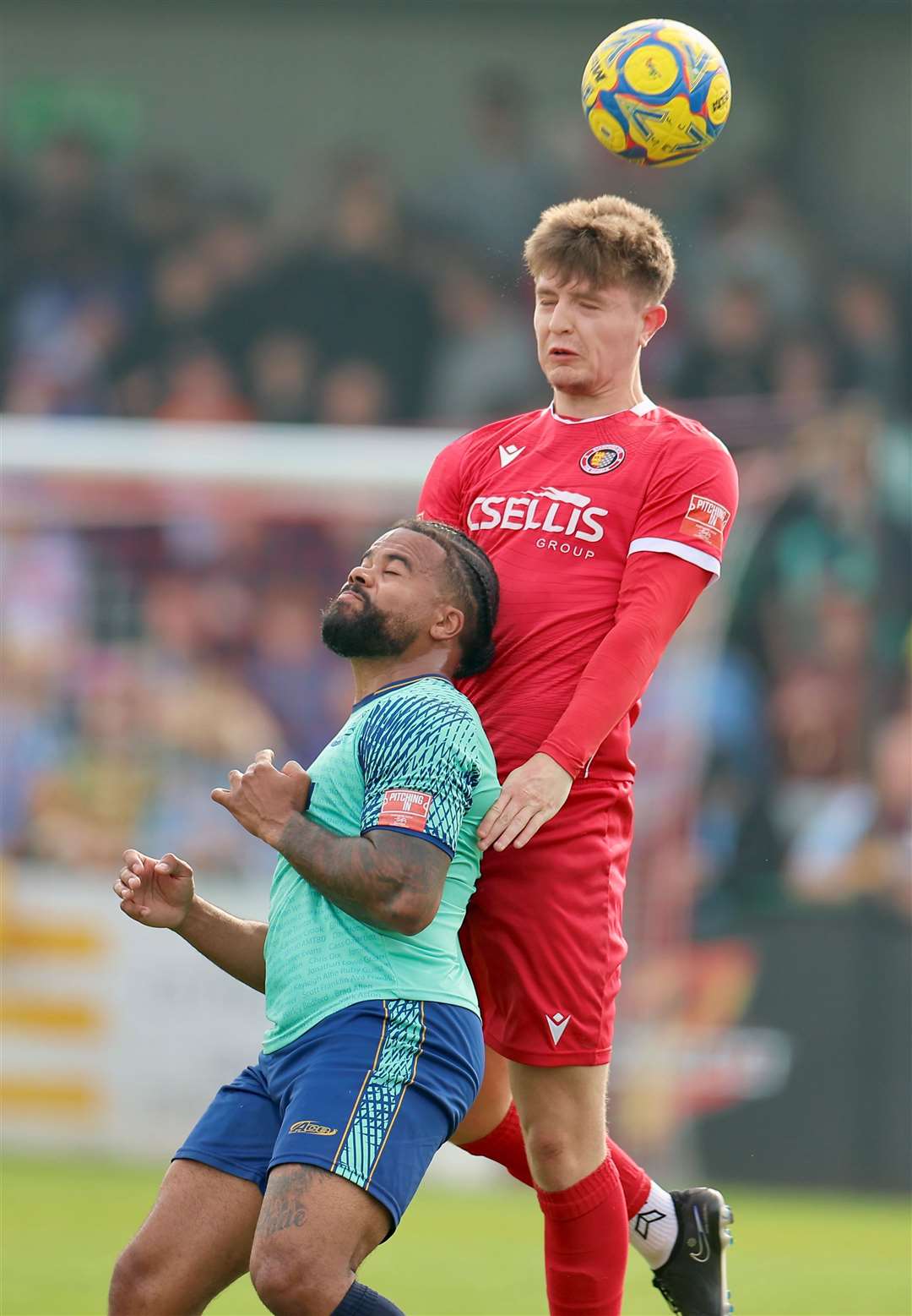 Ashton Offler wins a header. Photo: Rob O'Brien