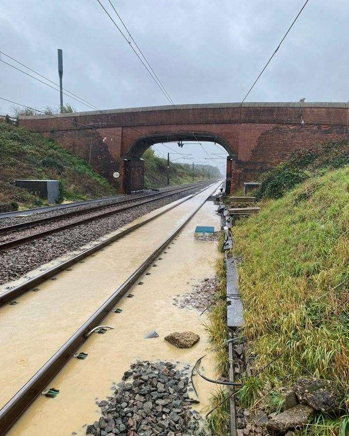 Flooding at Peascliffe near Grantham is affecting is delaying trains between Grantham and Newark.